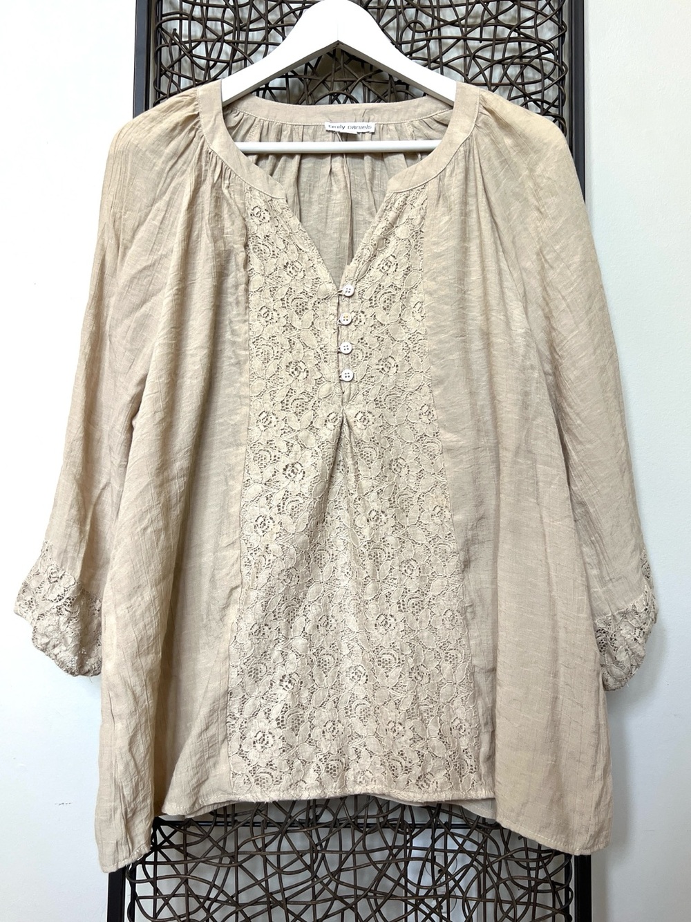 Emily Daniels women's beige tunic lbutton-down Henley neckline lace XL